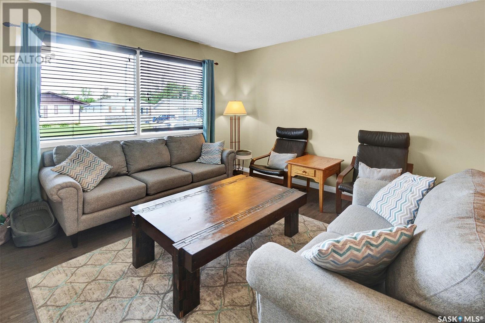 Property at 656 Douglas CRESCENT image 3