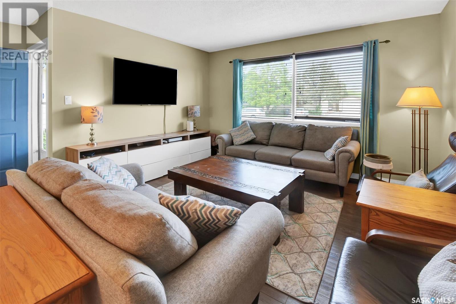 Property at 656 Douglas CRESCENT image 4