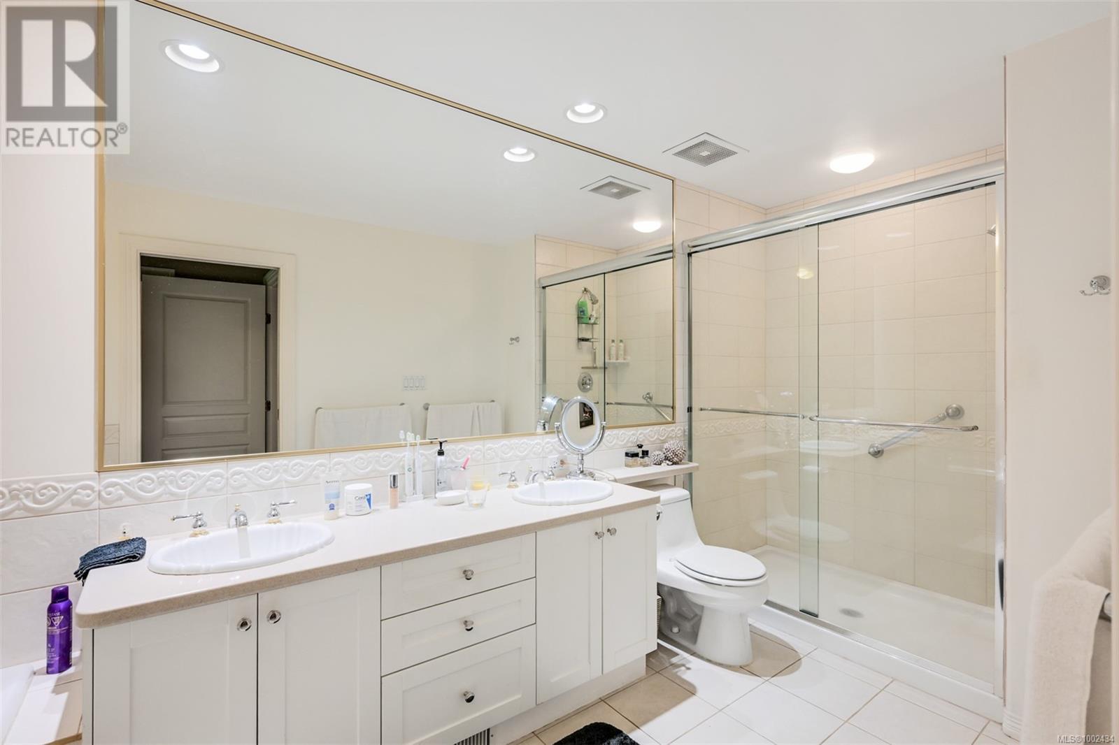 Property at 4 4522 Gordon Point Rd image 2