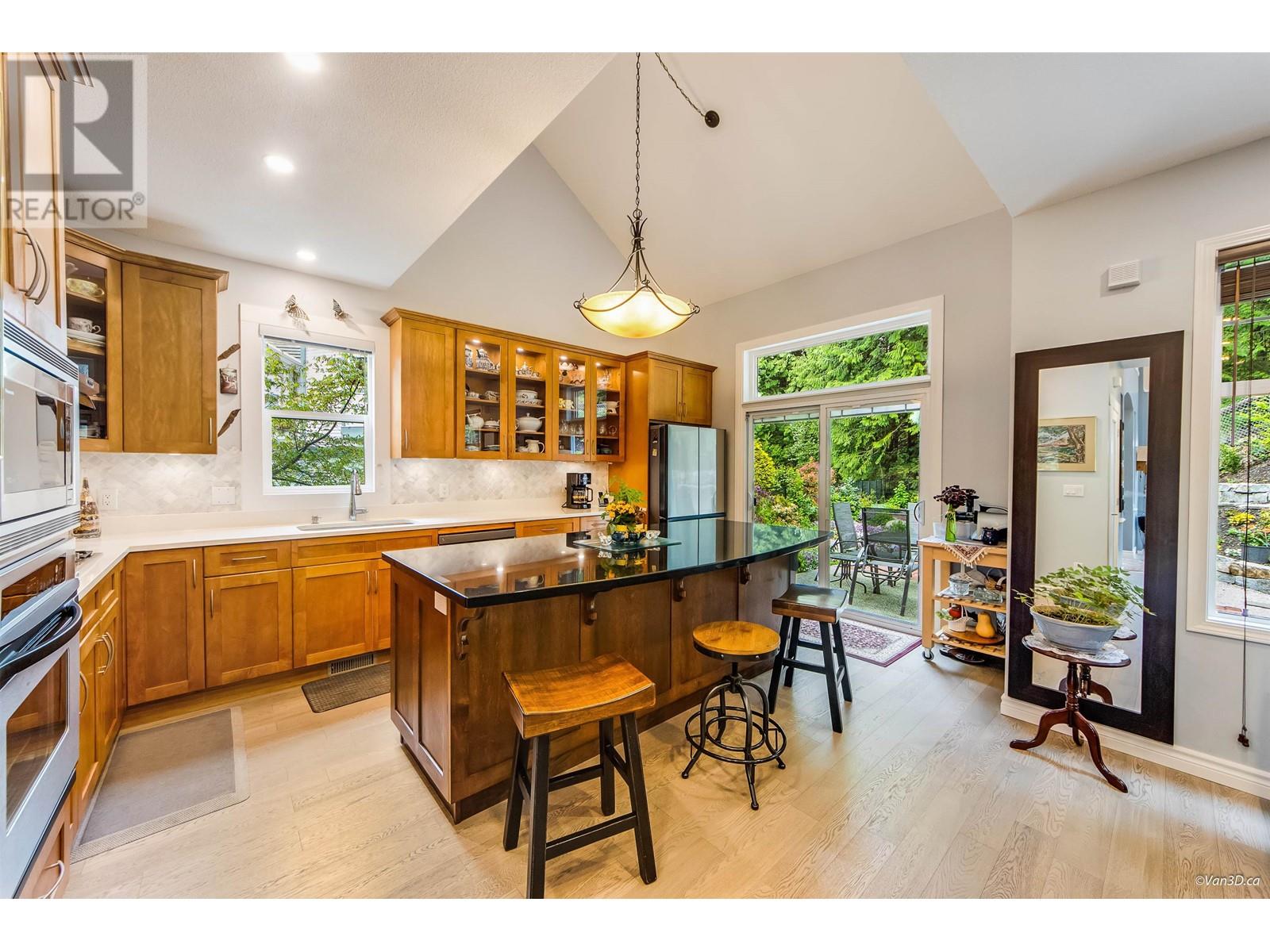 1701 Arbutus Place, Coquitlam, British Columbia  V3E 3K2 - Photo 6 - R3012238