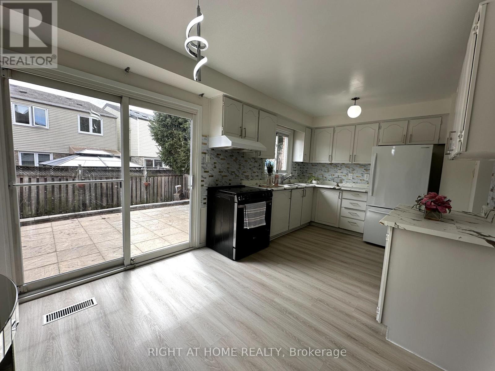 63 Spyglass Hill Road, Vaughan, Ontario  L4K 2K6 - Photo 10 - N12202500