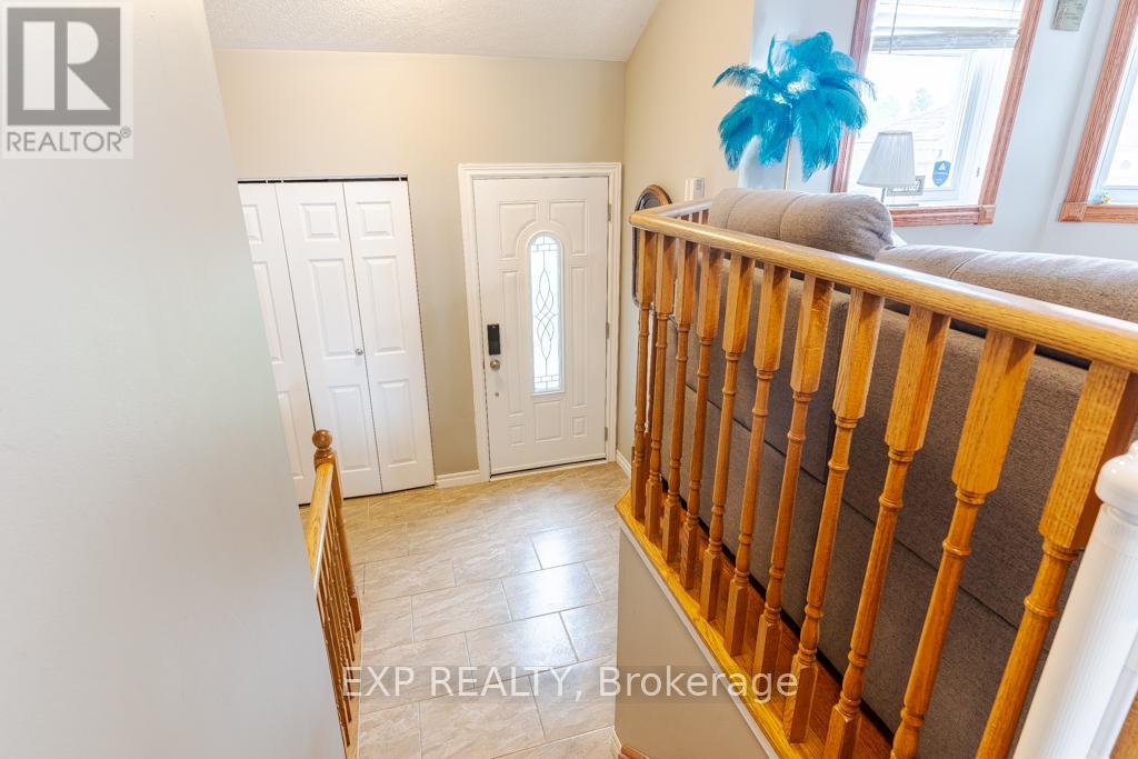 Upper - 74 Shalom Way, Barrie (Painswick South), Ontario  L4N 5Y3 - Photo 2 - S12202506
