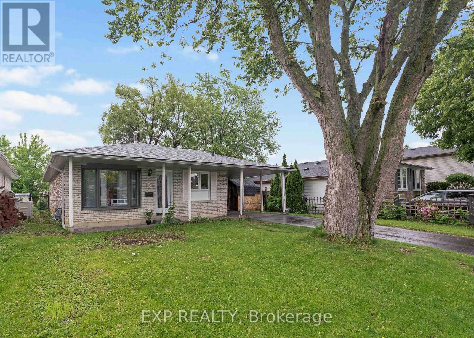 66 Ferndale Crescent, Brampton, Ontario  L6W 1E9 - Photo 2 - W12202444
