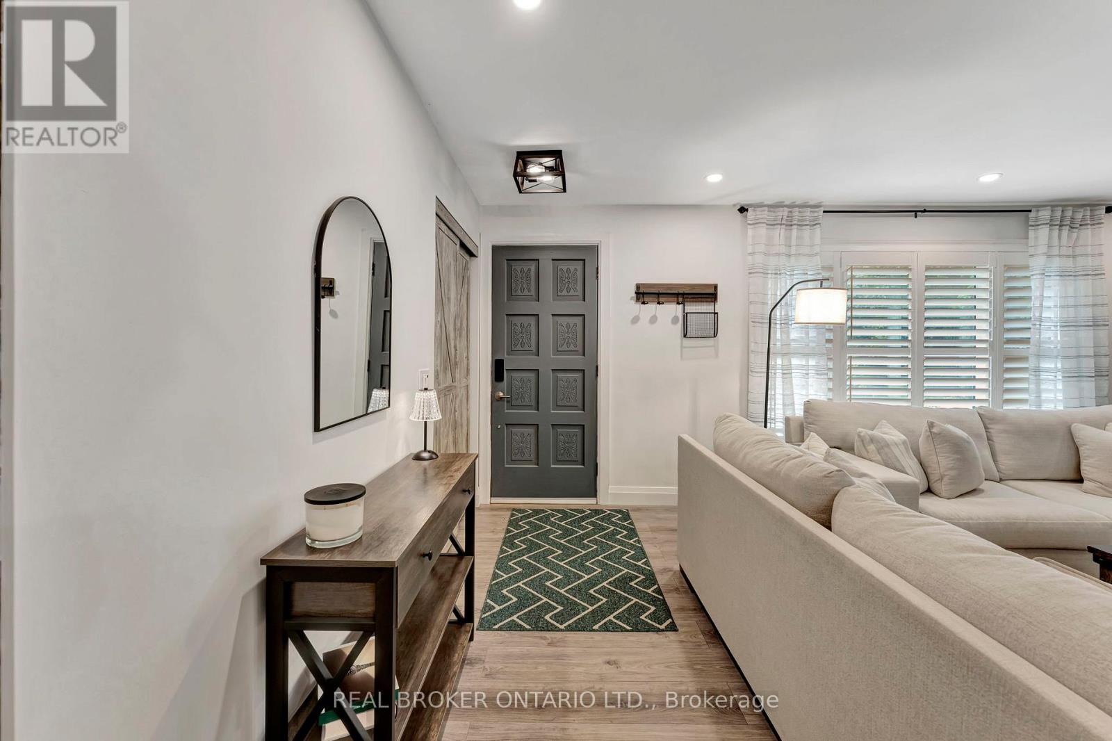 403 Oakhill Drive, Brantford, Ontario  N3T 5L7 - Photo 4 - X12202330