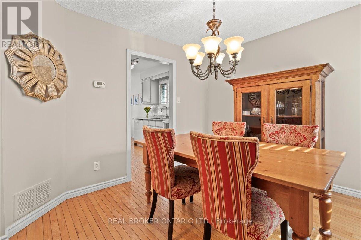 2257 Silverbirch Court, Burlington, Ontario  L7M 3H2 - Photo 16 - W12196186