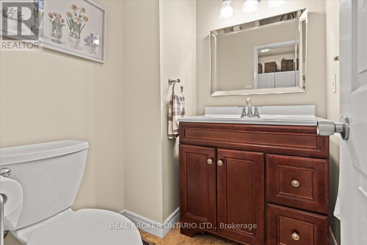 2257 Silverbirch Court, Burlington, Ontario  L7M 3H2 - Photo 17 - W12196186
