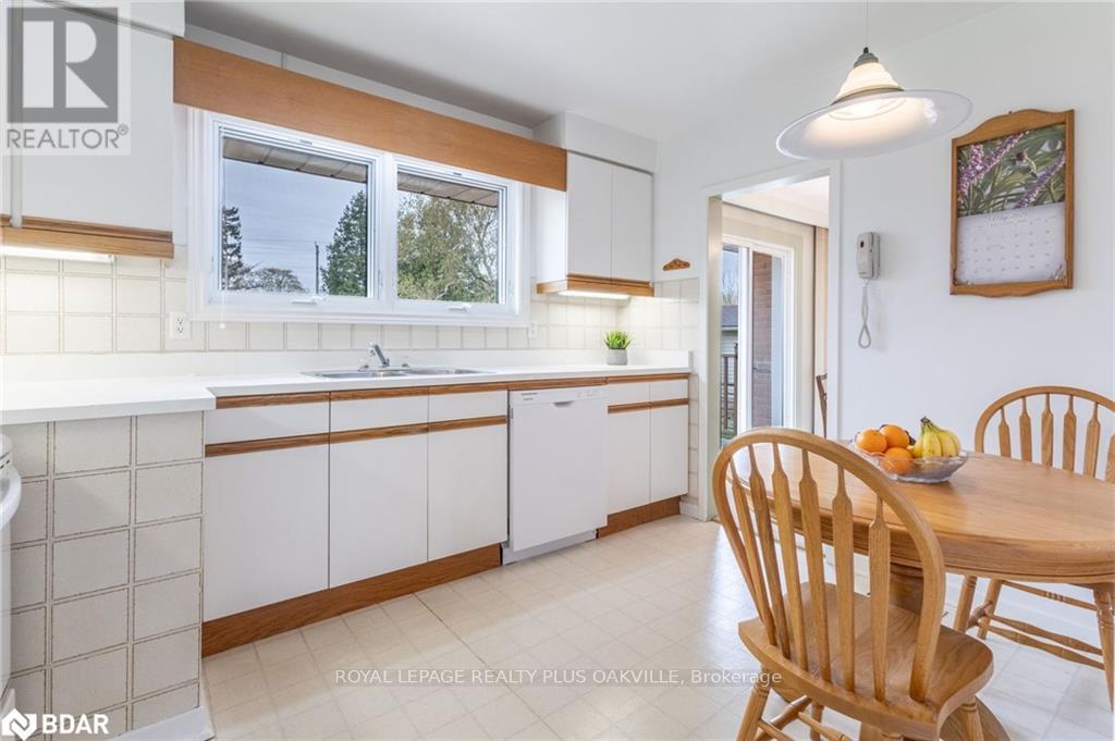2030 Vickery Drive, Oakville, Ontario  L6L 2J1 - Photo 28 - W12202276