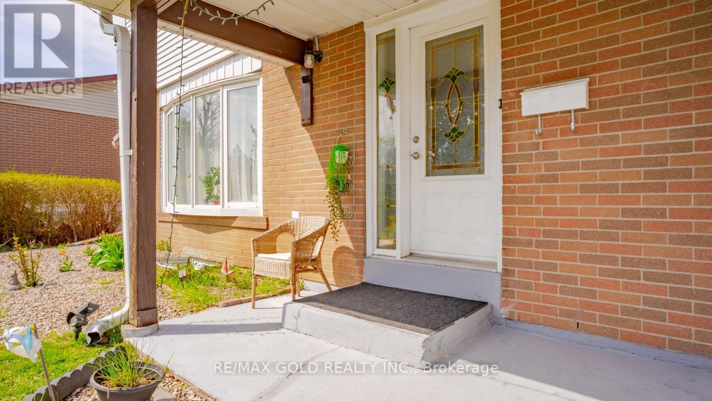 44 Dunblaine Crescent, Brampton, Ontario  L6T 3H2 - Photo 4 - W12202472