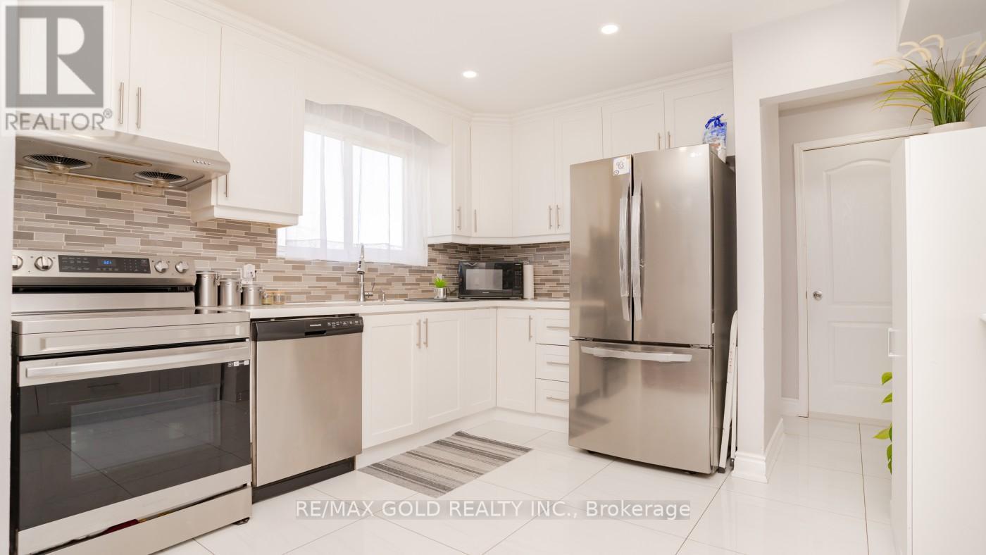 44 Dunblaine Crescent, Brampton (Southgate), Ontario  L6T 3H2 - Photo 9 - W12202472