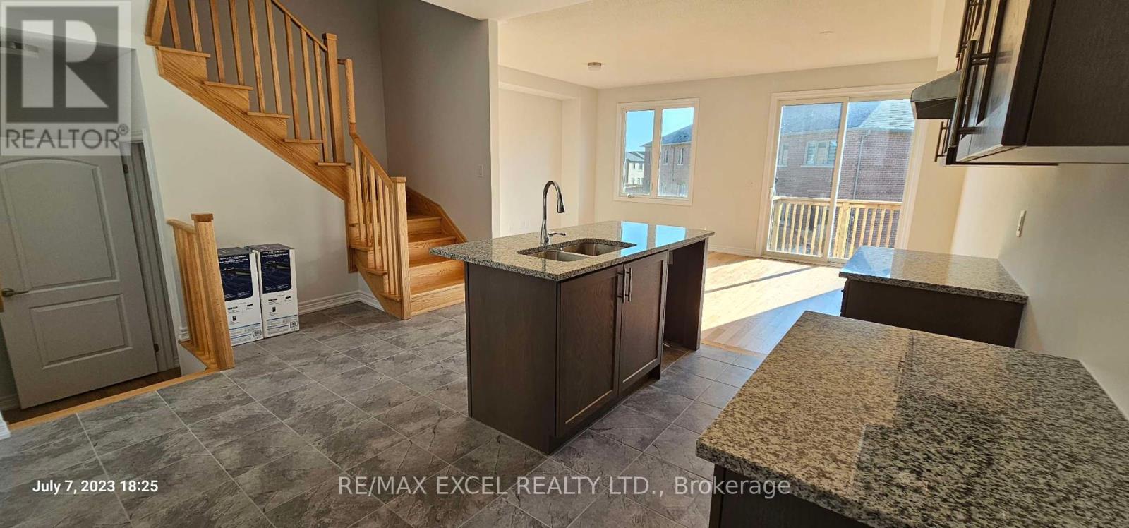 131 Lageer Drive, Whitchurch-Stouffville, Ontario  L4A 4V2 - Photo 7 - N12152247