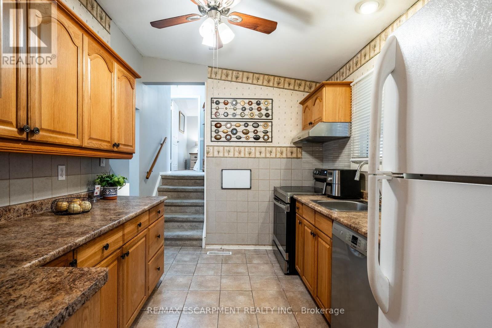 23 Coral Drive, Hamilton, Ontario  L8V 2N4 - Photo 13 - X12092141