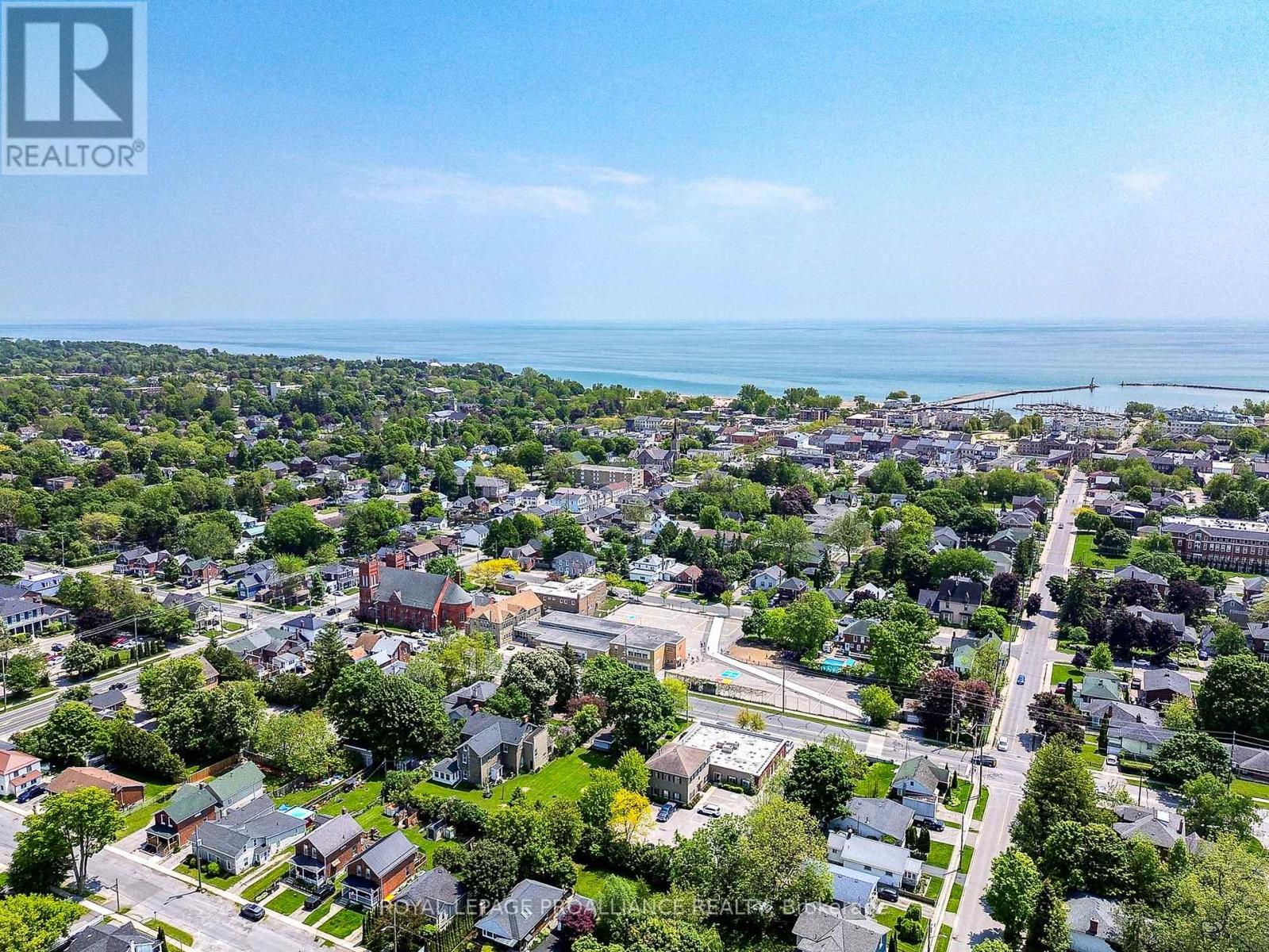 Property at 40 UNIVERSITY AVENUE W image 2