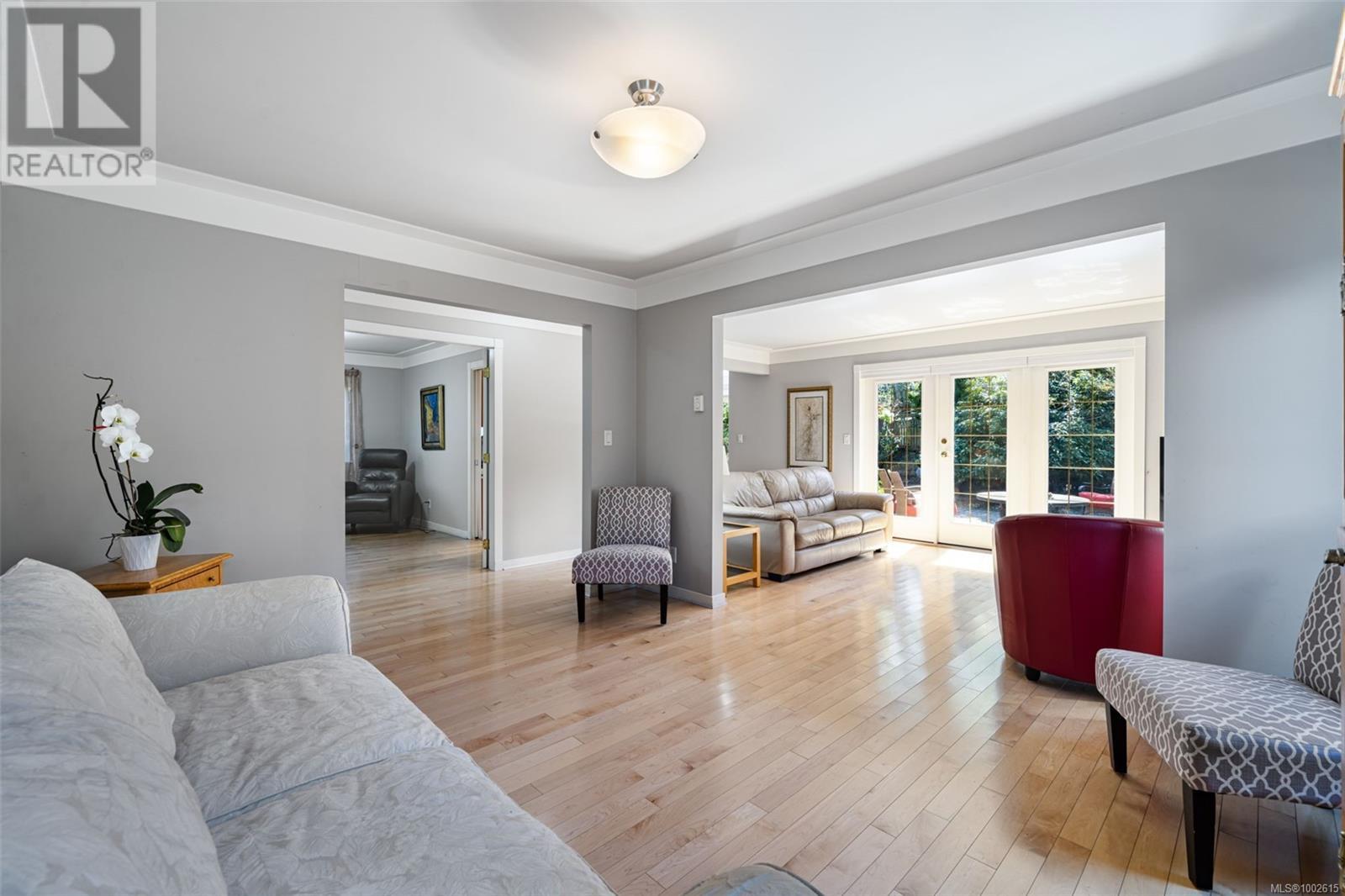 Property at 4135 Rockhome Gdns image 3