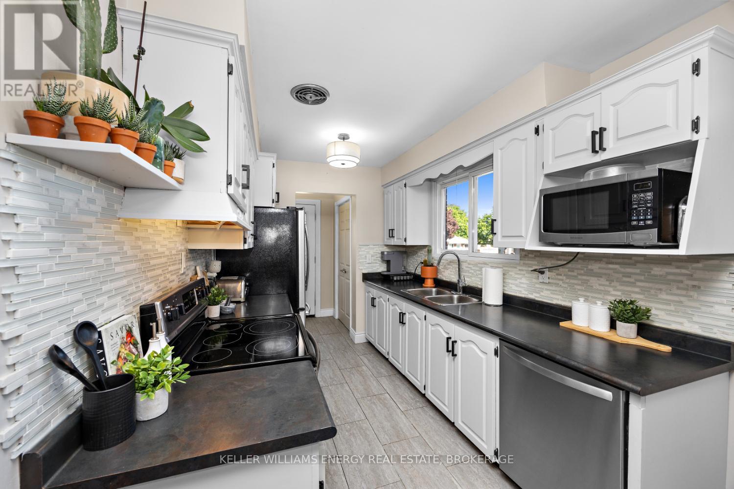 Property at 52 VANCOUVER COURT image 3