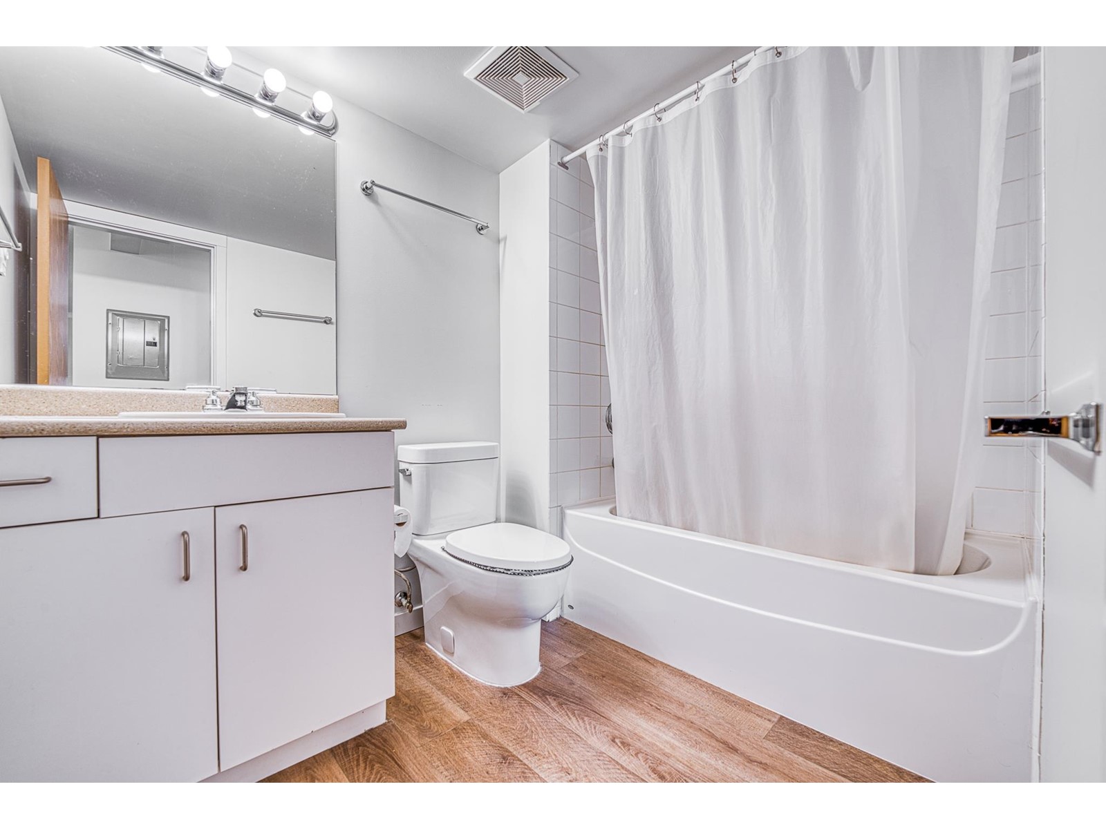 302 15288 100 Avenue, Surrey, British Columbia V3R 7V2 - Photo 5 - R3011324