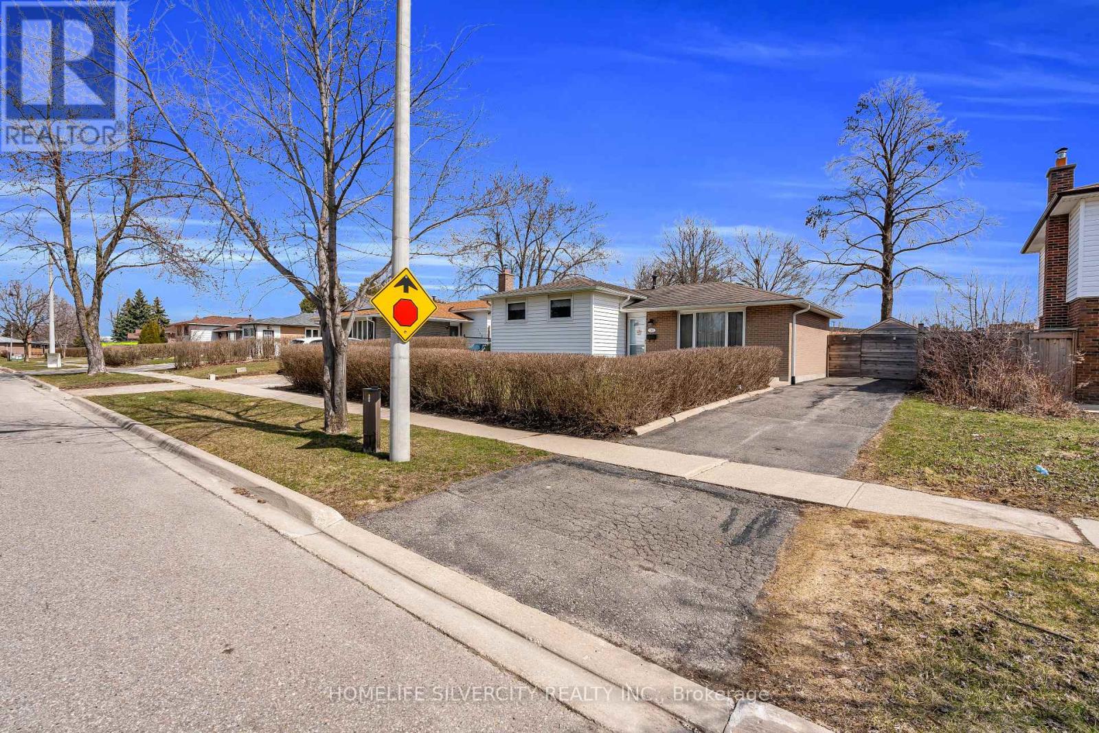 140 Folkstone Crescent, Brampton, Ontario  L6T 3M5 - Photo 3 - W12078025