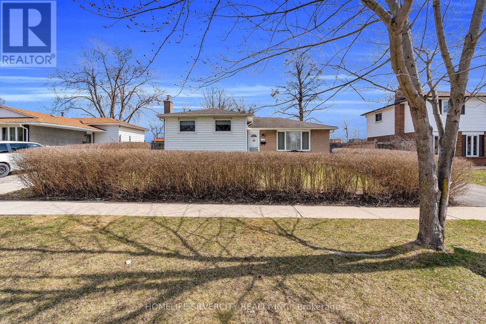 140 Folkstone Crescent, Brampton, Ontario  L6T 3M5 - Photo 4 - W12078025