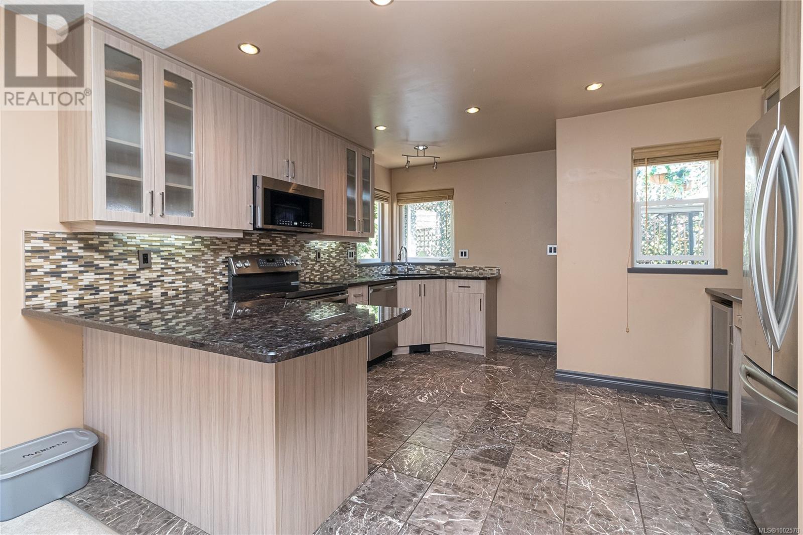 Property at 629 Kingsview Ridge image 5