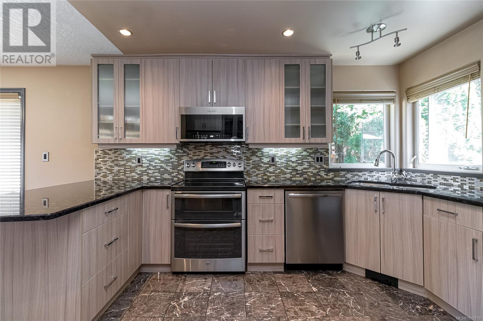Property at 629 Kingsview Ridge image 4