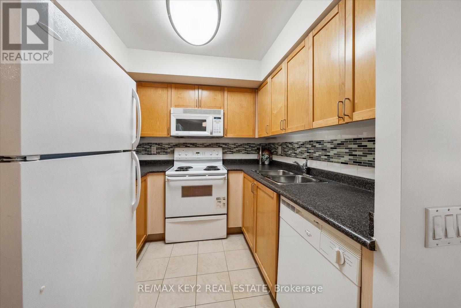 206 - 30 Harrison Garden Boulevard, Toronto, Ontario  M2N 7A9 - Photo 5 - C12202542