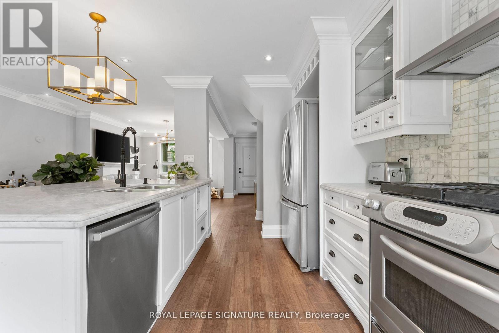 40 Southvale Drive, Toronto, Ontario  M4G 1G3 - Photo 10 - C12202761