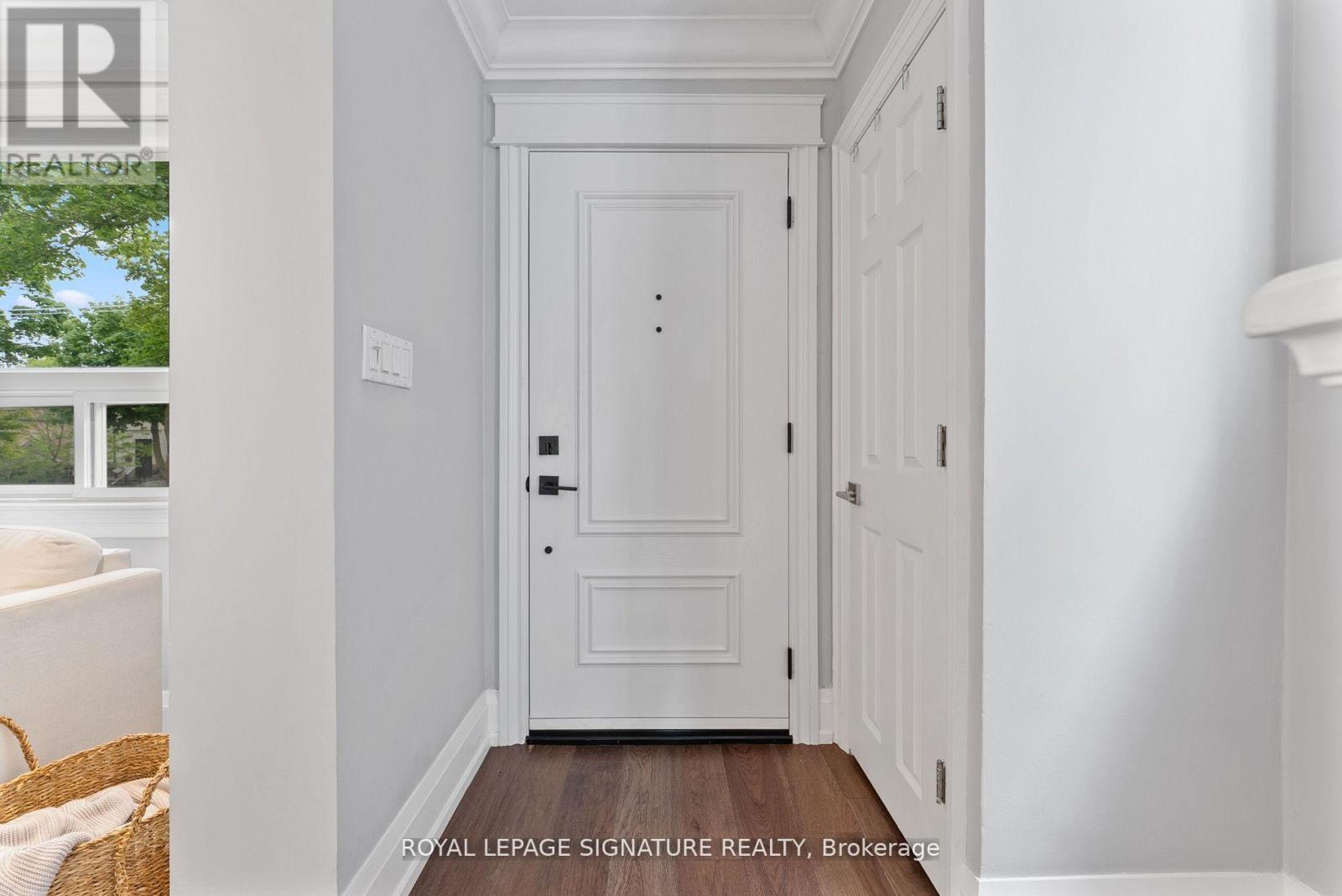 40 Southvale Drive, Toronto, Ontario  M4G 1G3 - Photo 3 - C12202761