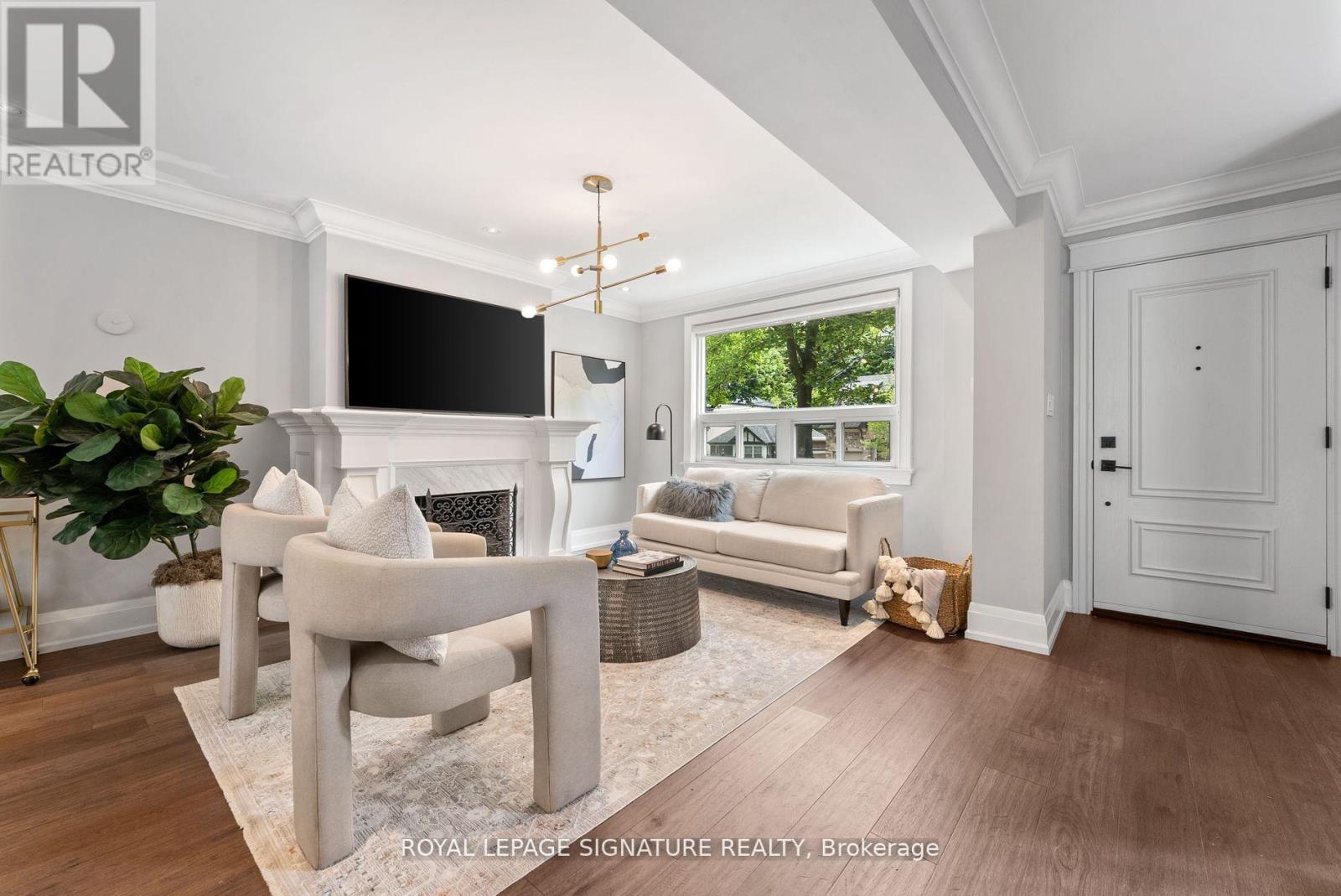 40 Southvale Drive, Toronto, Ontario  M4G 1G3 - Photo 4 - C12202761