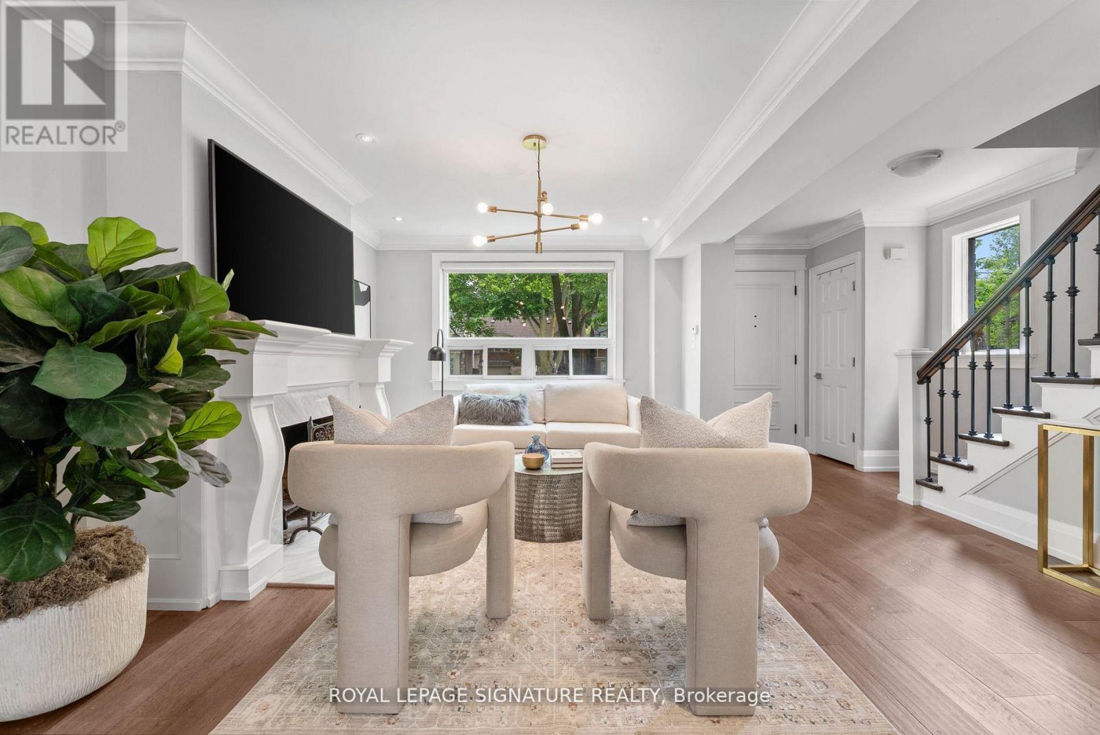 40 Southvale Drive, Toronto, Ontario  M4G 1G3 - Photo 5 - C12202761