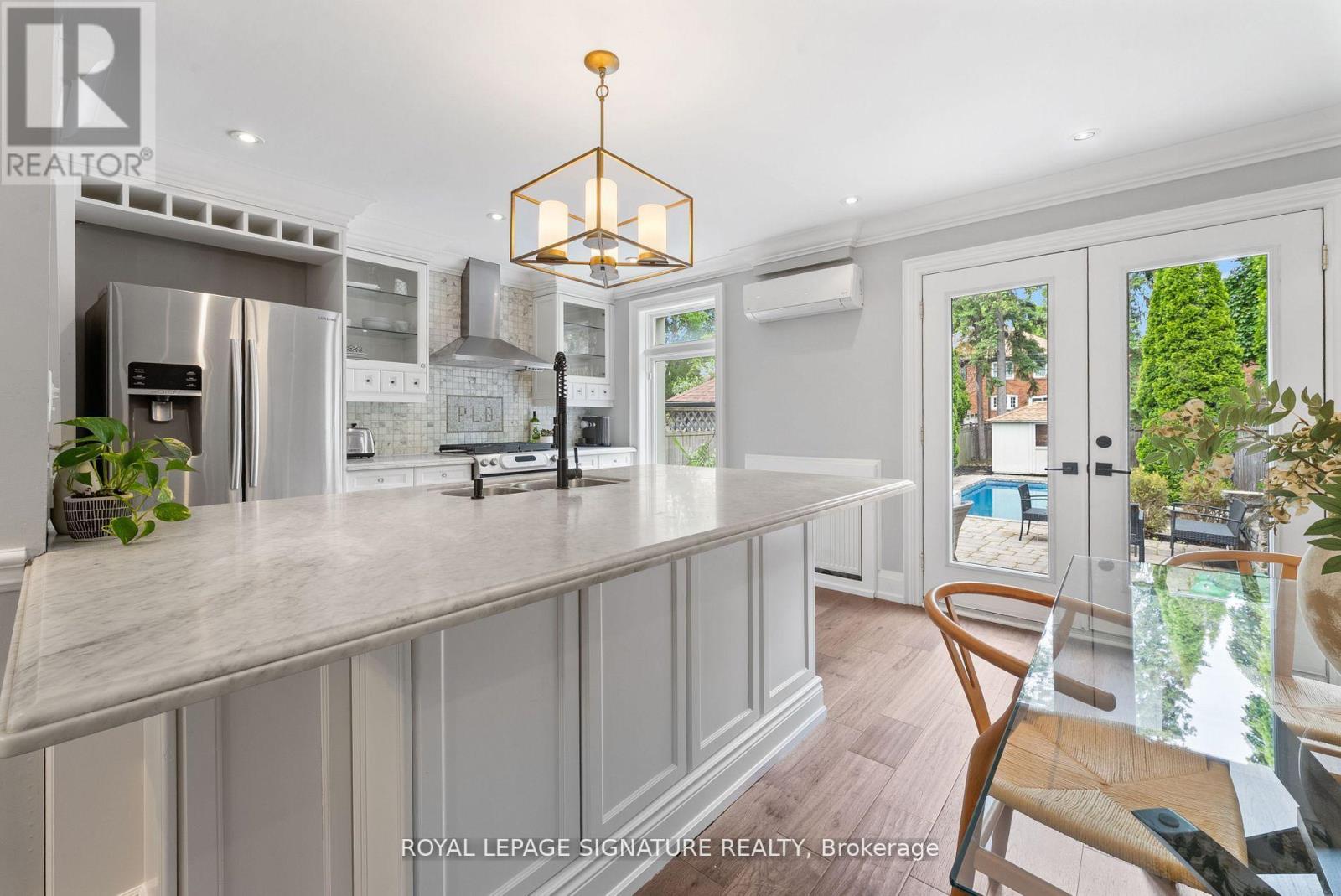 40 Southvale Drive, Toronto, Ontario  M4G 1G3 - Photo 6 - C12202761