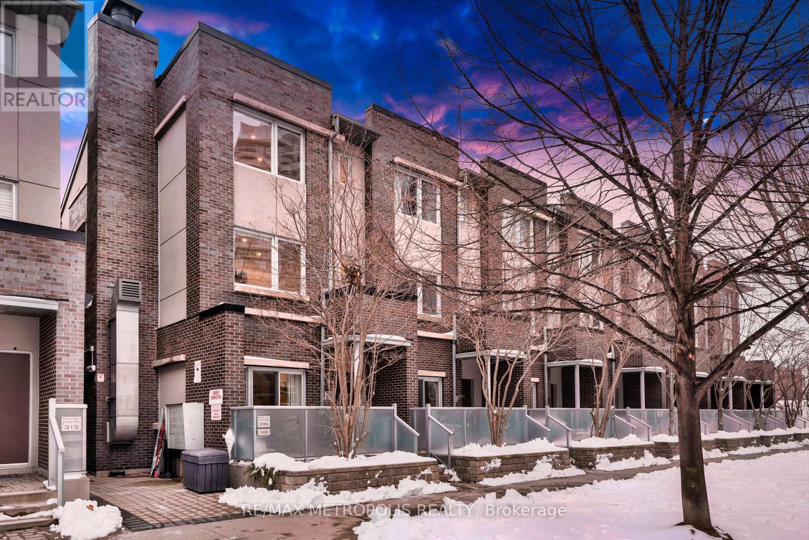 Th55 - 295 Village Green Square, Toronto (Agincourt South-Malvern West), Ontario  M1S 0L2 - Photo 1 - E12202706
