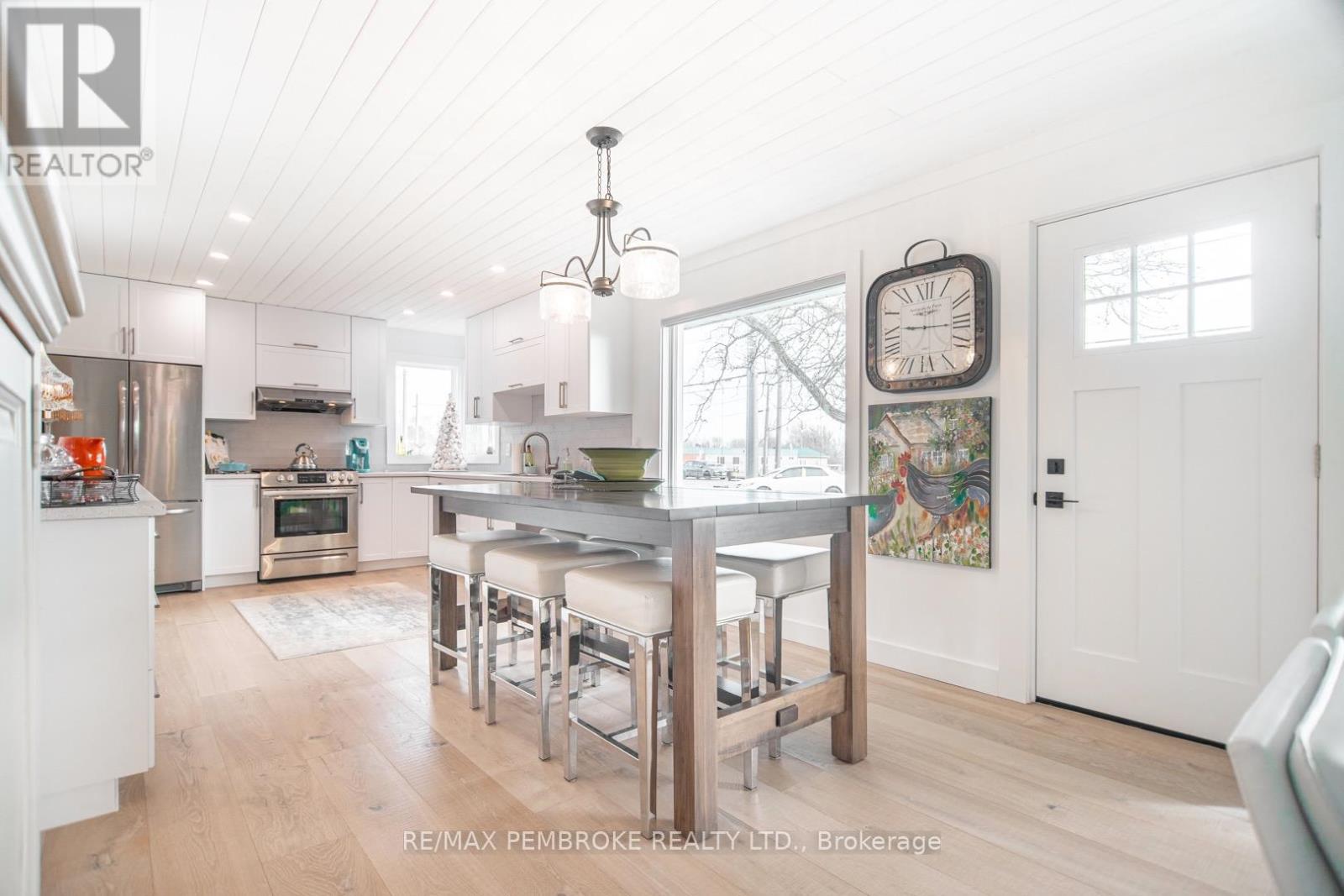1206 Pembroke Street E, Laurentian Valley, Ontario  K8A 7R7 - Photo 10 - X12202704