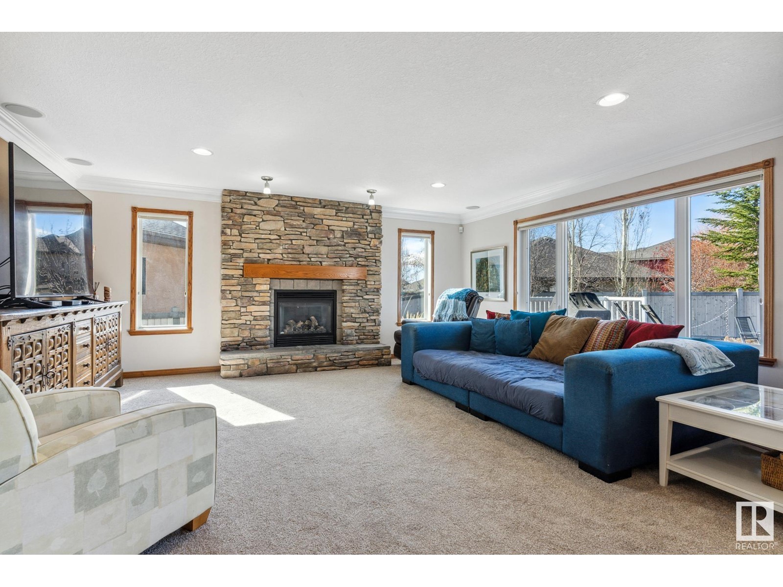 Property at 35 LOISELLE WY image 4