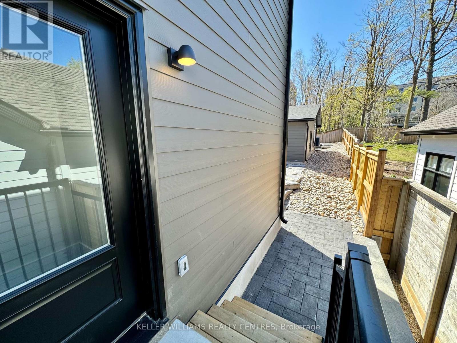 Upper - 63 Holgate Street, Barrie (Allandale), Ontario  L4N 2T8 - Photo 2 - S12202577