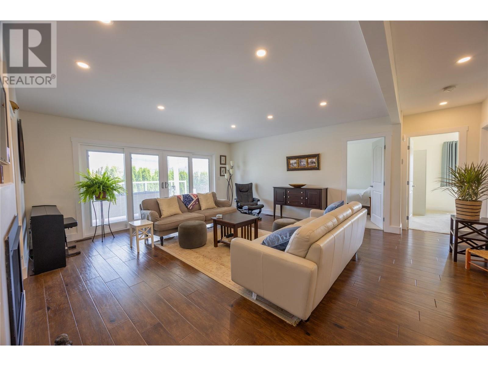 5609 Yarrow Street, Oliver, British Columbia  V0H 1T9 - Photo 6 - 10351075