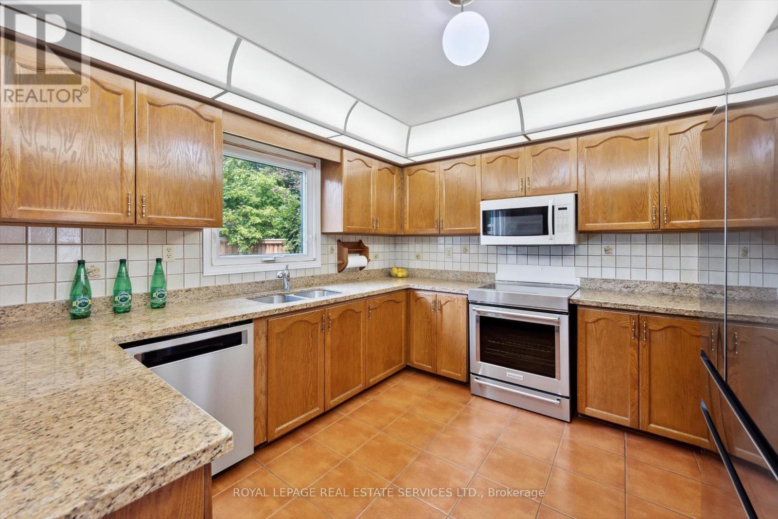 117 Warner Drive, Oakville, Ontario  L6L 6G7 - Photo 11 - W12202634