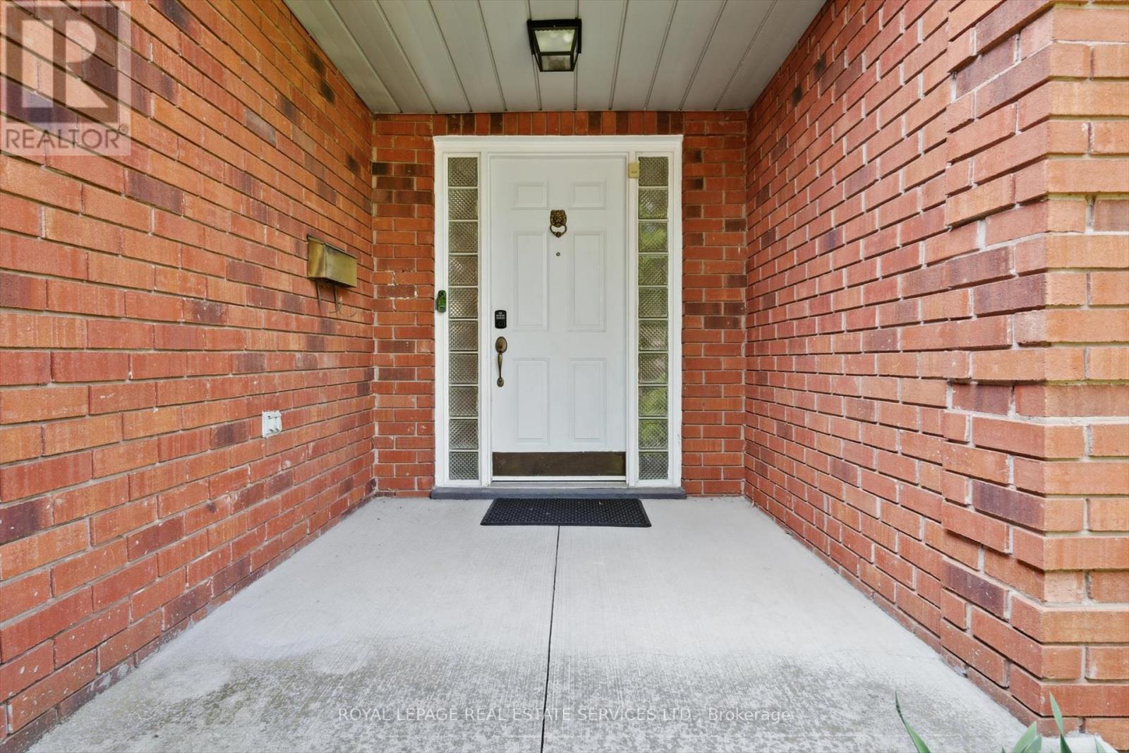 117 Warner Drive, Oakville, Ontario  L6L 6G7 - Photo 4 - W12202634