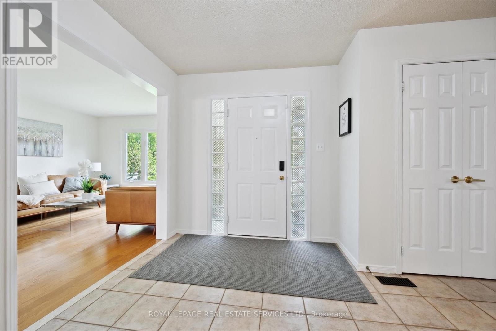 117 Warner Drive, Oakville, Ontario  L6L 6G7 - Photo 5 - W12202634