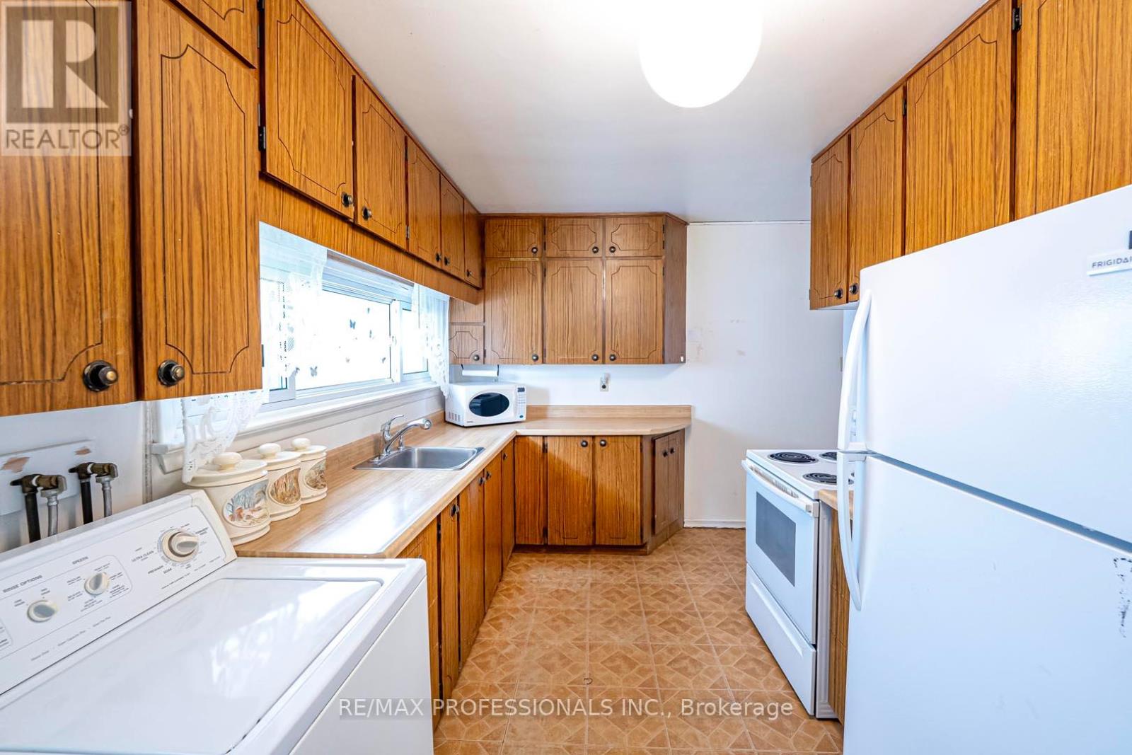 7638 Redstone Road, Mississauga, Ontario  L4T 2B9 - Photo 17 - W12181611
