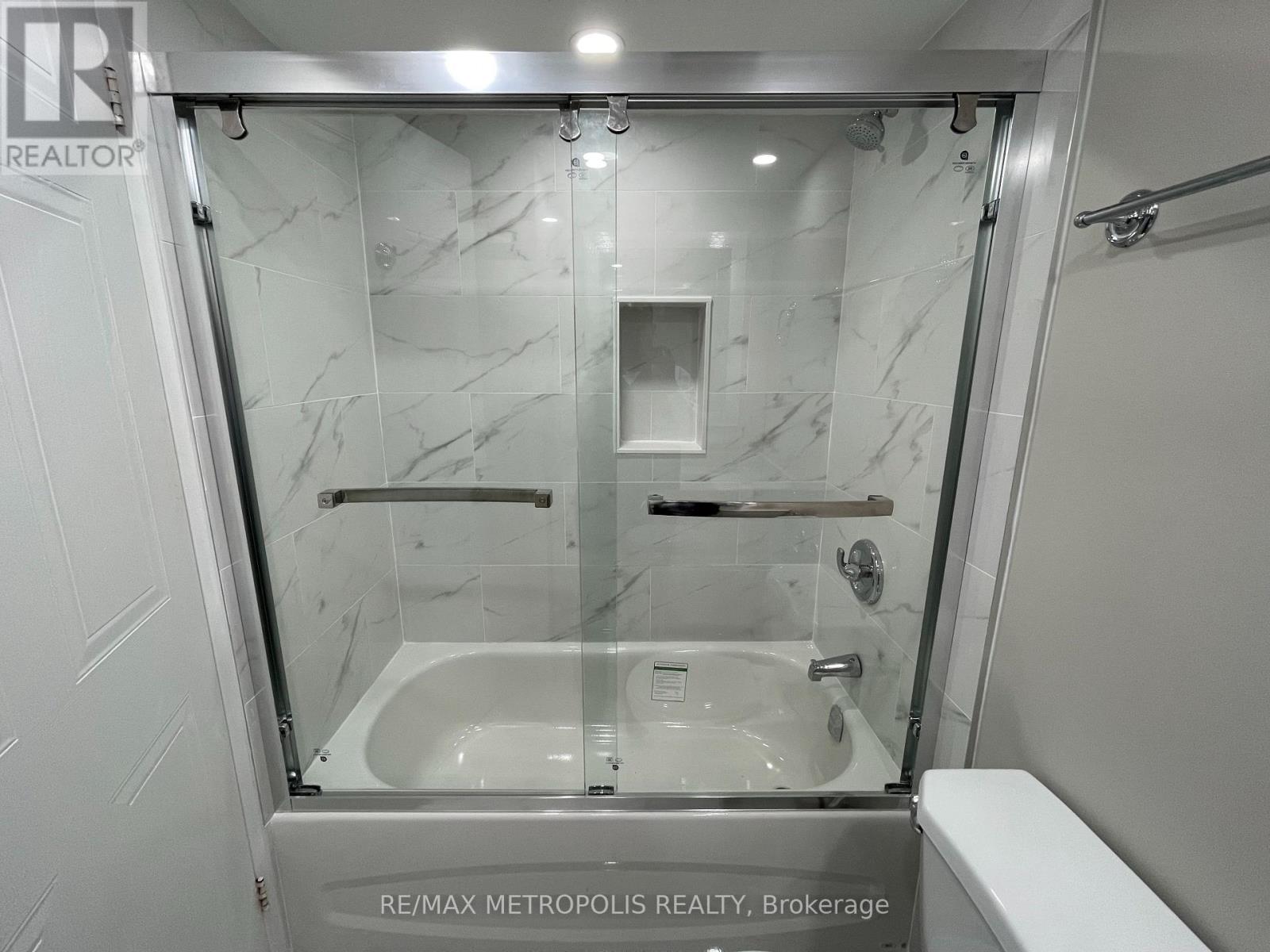 506 - 350 Webb Drive, Mississauga, Ontario  L5B 3W4 - Photo 15 - W12202754