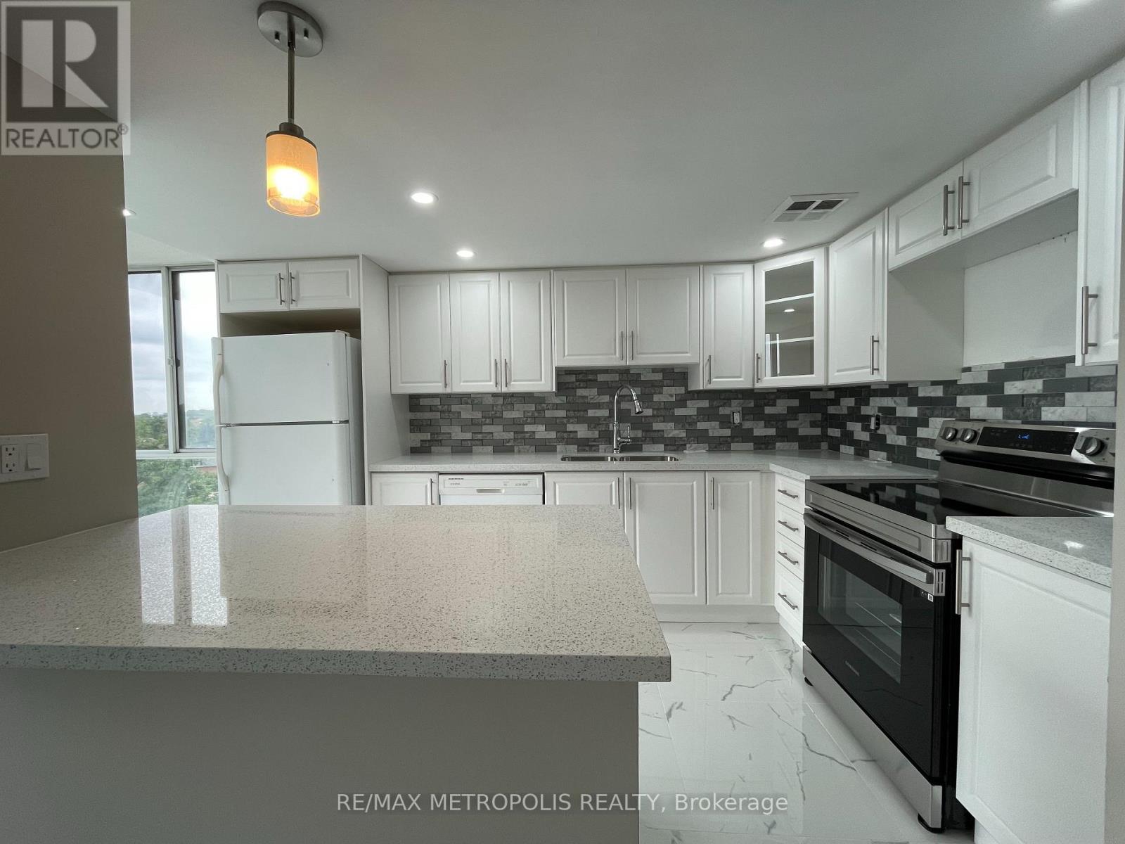 506 - 350 Webb Drive, Mississauga, Ontario  L5B 3W4 - Photo 6 - W12202754