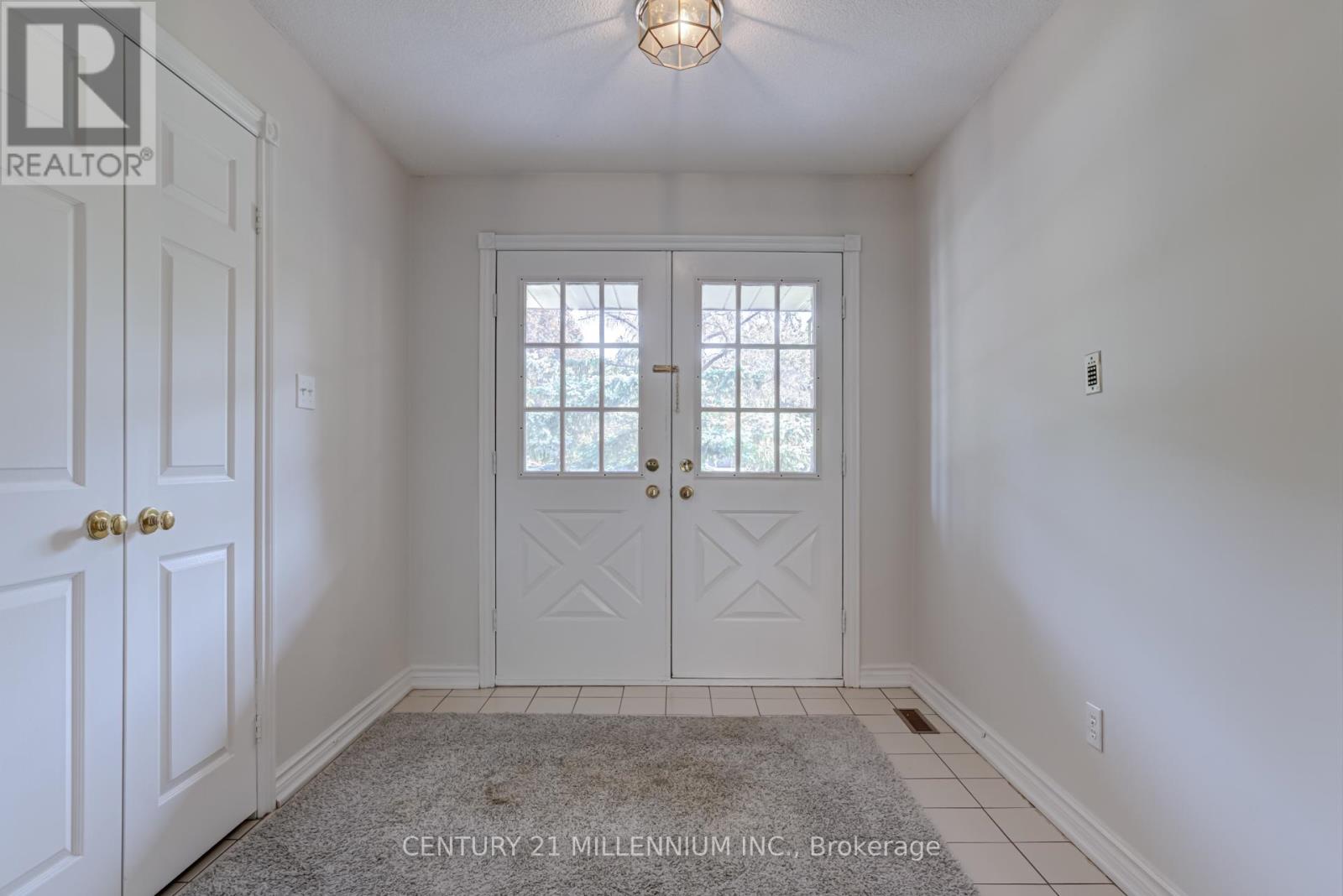 1572 Cartier Court, Mississauga, Ontario  L5M 4B3 - Photo 4 - W12163146