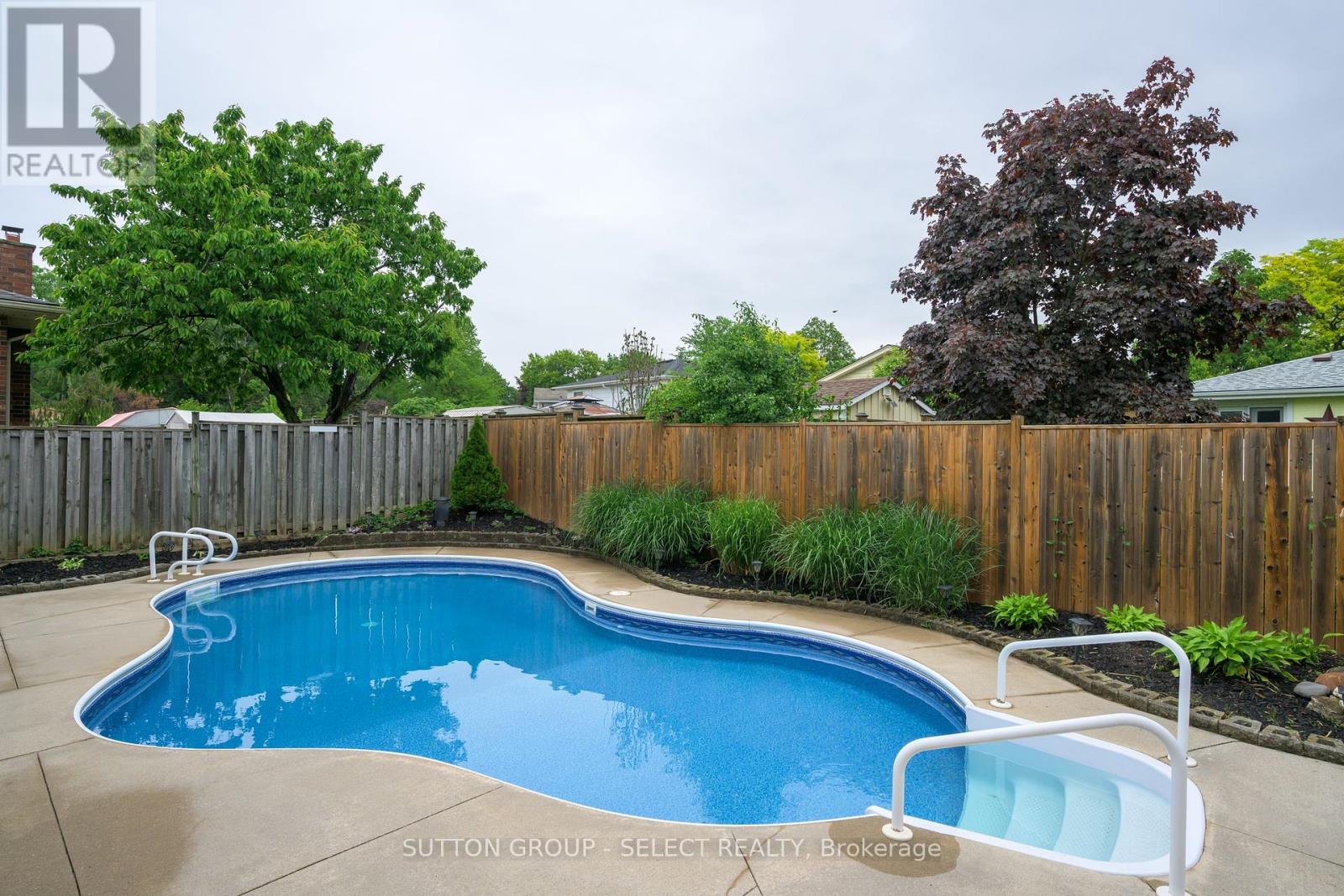 108 Golfdale Crescent, London South, Ontario  N6C 5P5 - Photo 2 - X12202968