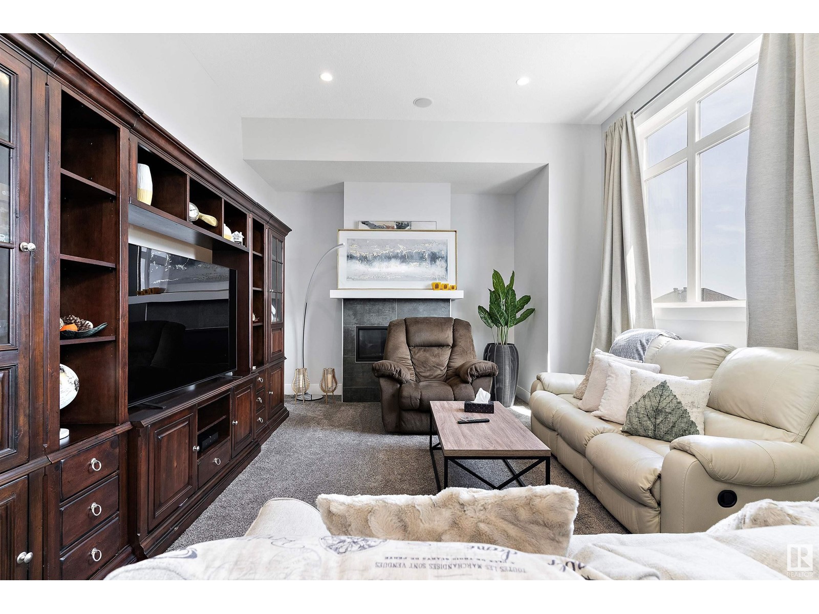Property at 3907 47 AV image 2