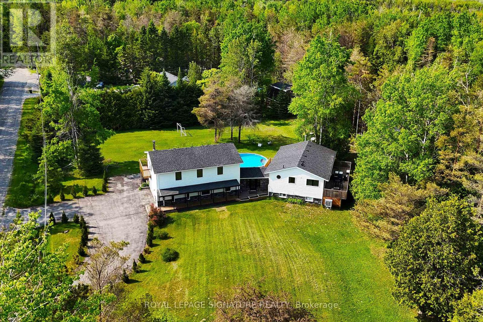 20 Hillview Crescent, Springwater, Ontario  L0L 1X0 - Photo 2 - S12144180