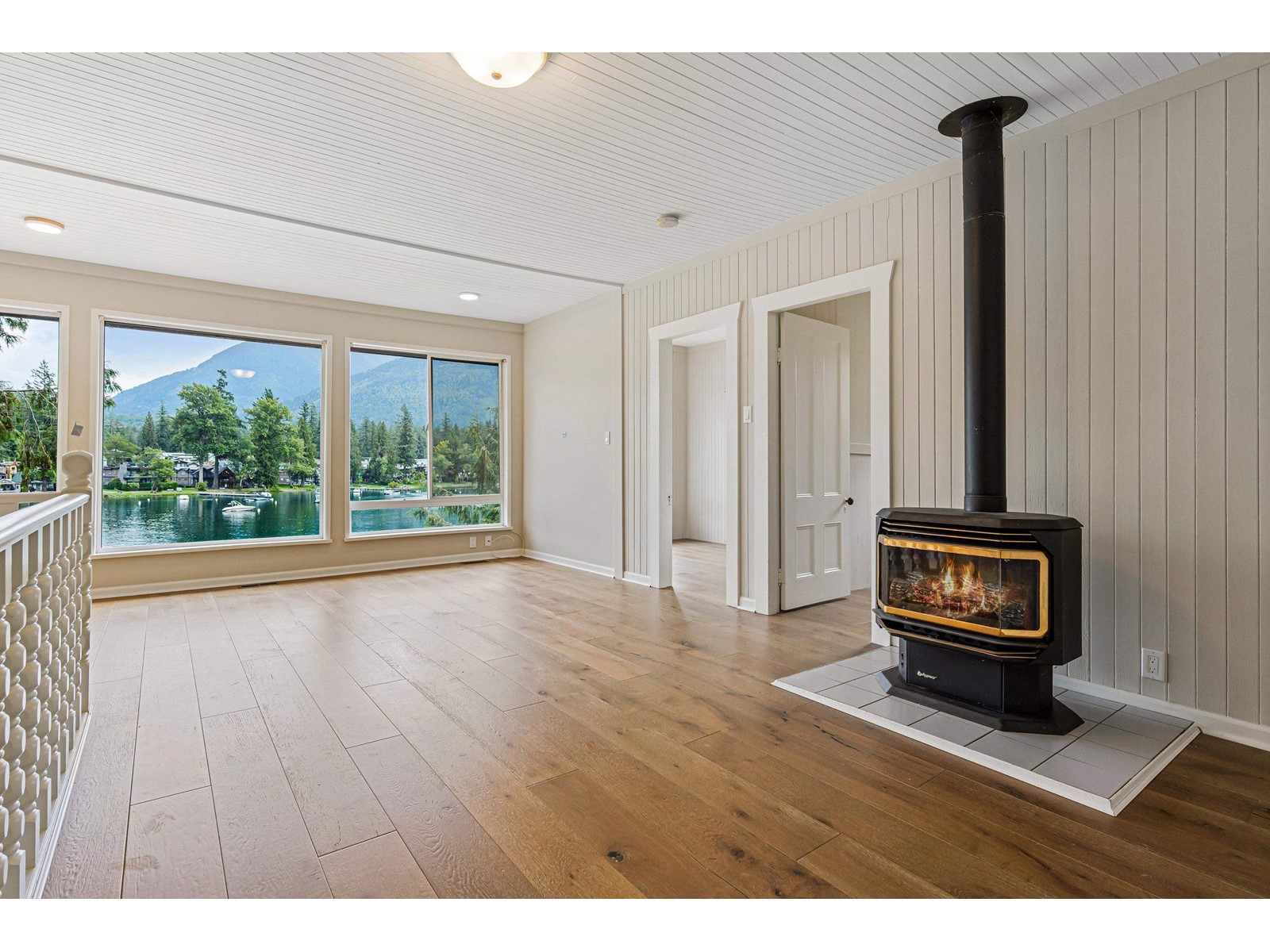 36 Lakeshore Drive, Cultus Lake North, Cultus Lake, British Columbia  V2R 5A1 - Photo 3 - R3012302