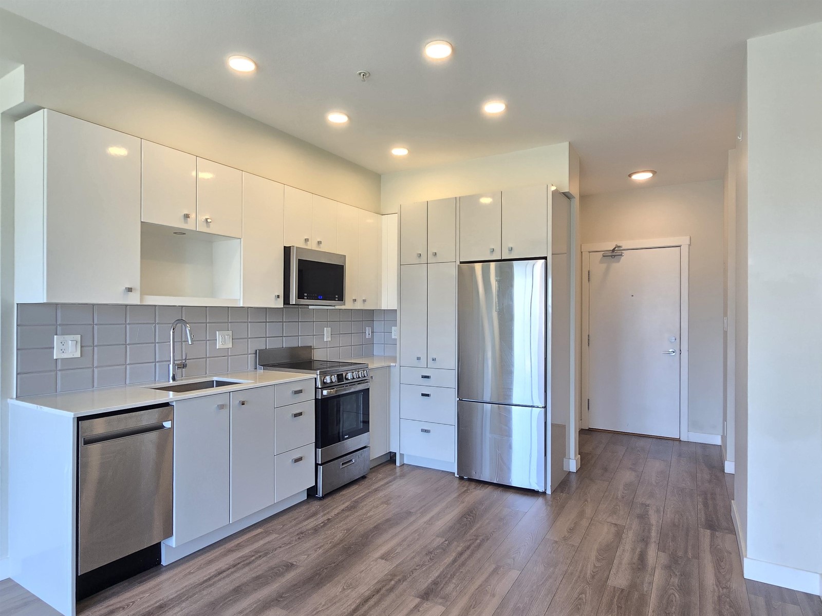 204 10838 Whalley Boulevard, Surrey, British Columbia  V3R 0G8 - Photo 4 - R2999245
