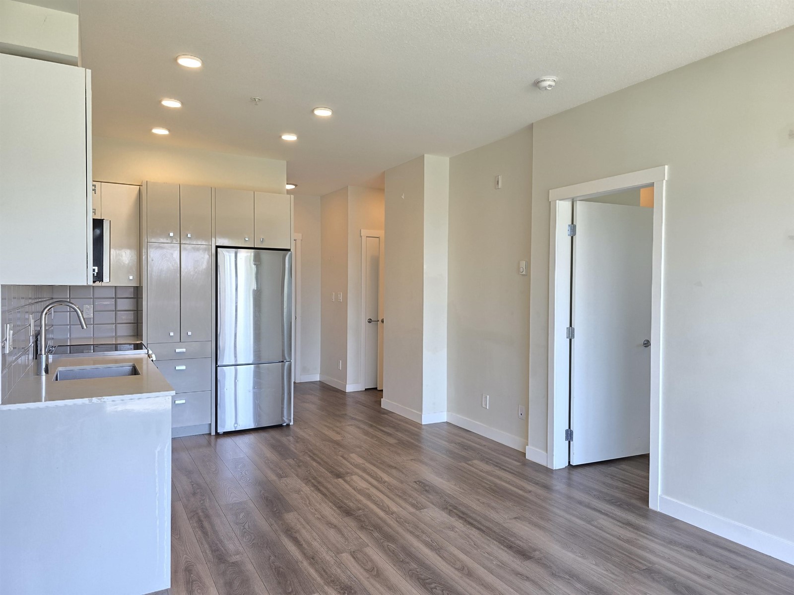 204 10838 Whalley Boulevard, Surrey, British Columbia  V3R 0G8 - Photo 7 - R2999245