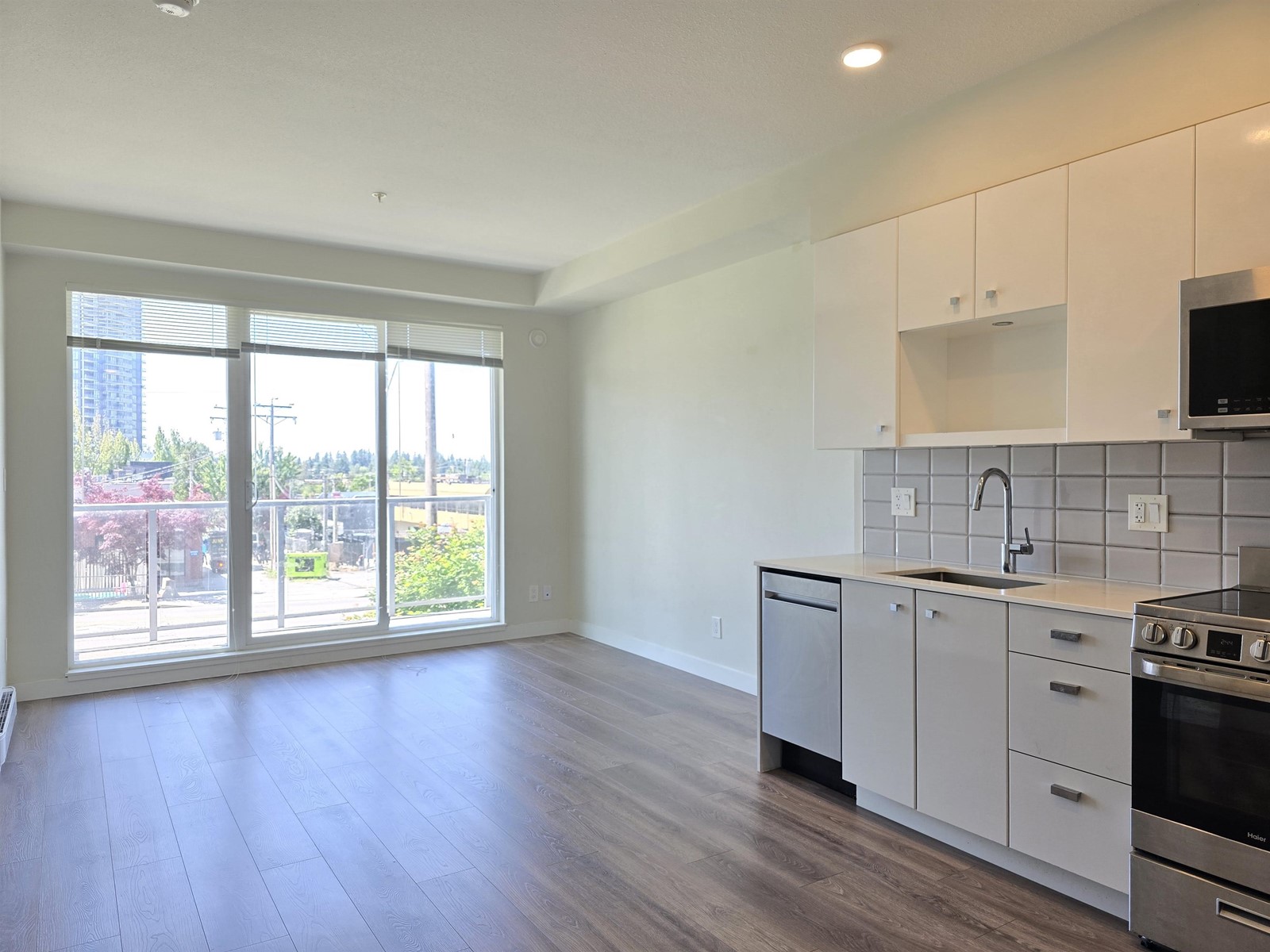 204 10838 Whalley Boulevard, Surrey, British Columbia  V3R 0G8 - Photo 3 - R2999245