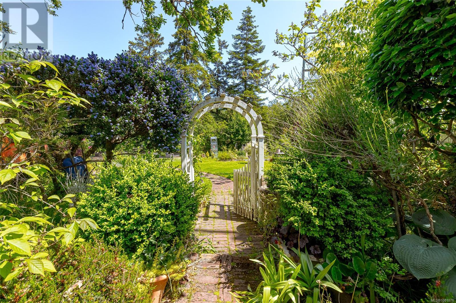 3110 Admirals Rd, Saanich, British Columbia  V8Z 4M9 - Photo 3 - 1001876