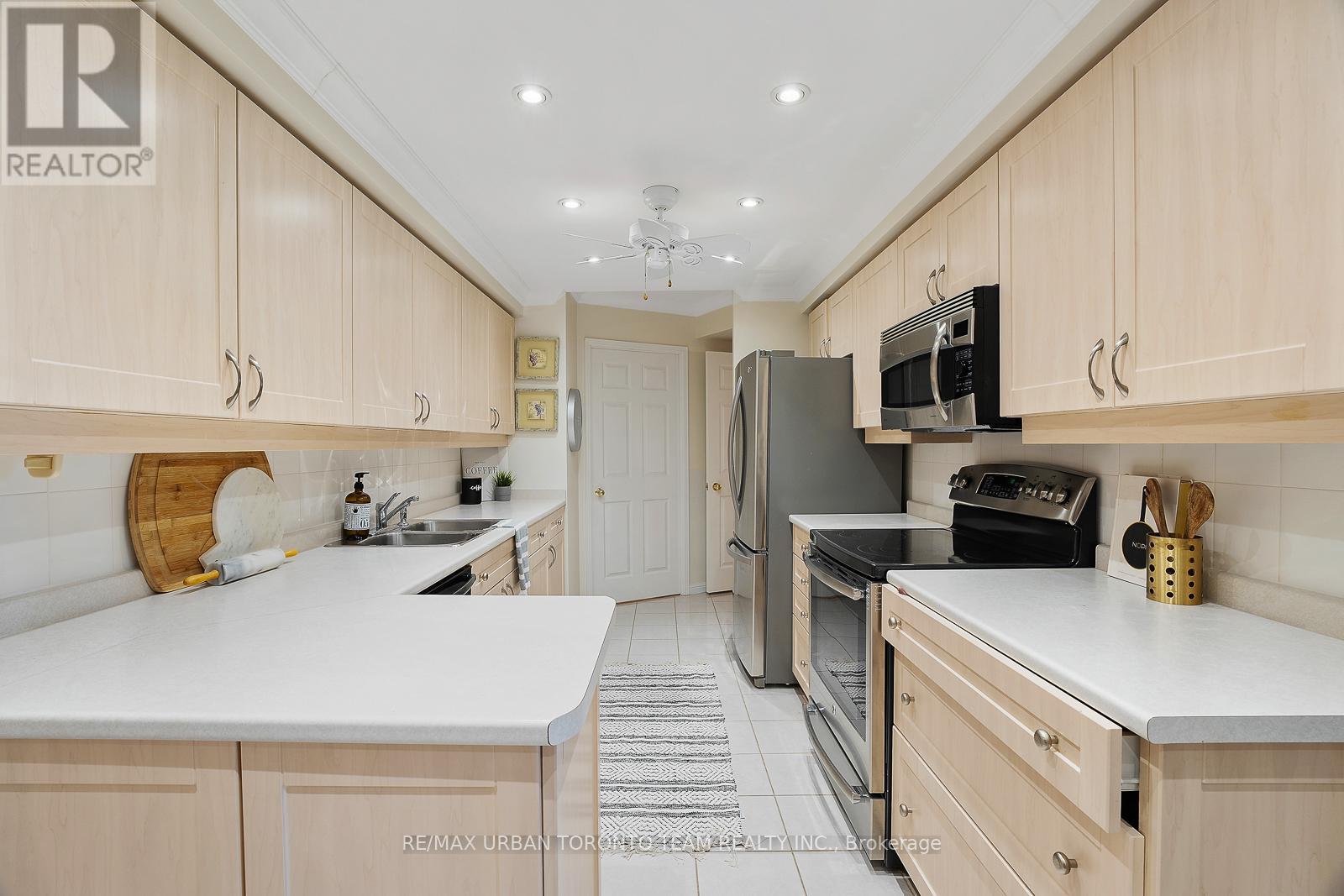 1012 - 610 Bullock Drive, Markham, Ontario  L3R 0G1 - Photo 12 - N12117102